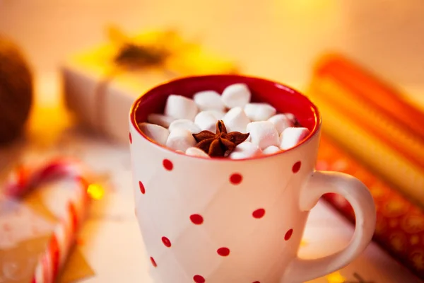 Una taza de chocolate caliente. Cacao con malvaviscos y canela — Foto de Stock