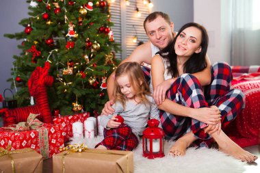 Mutlu Noeller ve mutlu yeni yıl! Mutlu aile anne, baba,