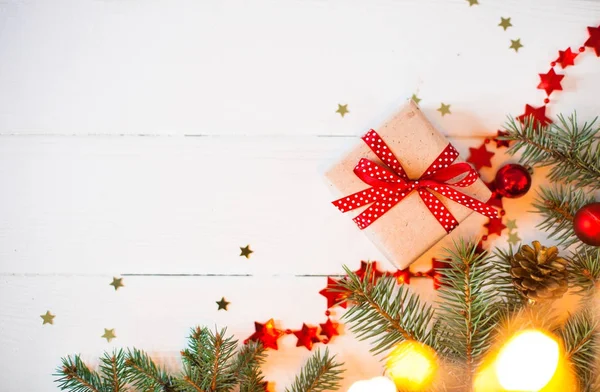 Natale composizione vacanze su sfondo bianco in legno con c — Foto Stock