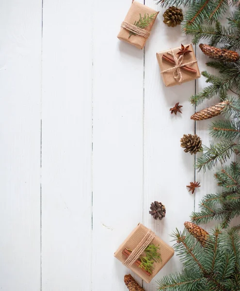 Composición navideña. Regalo de Navidad, manta de punto, con pino —  Fotos de Stock
