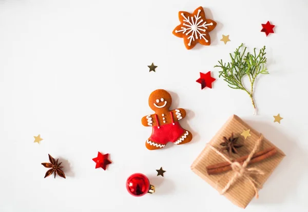 Composición navideña con ramas de abeto y adornos navideños —  Fotos de Stock