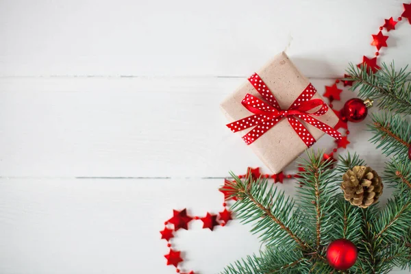 Composition vacances de Noël sur fond blanc en bois avec c — Photo