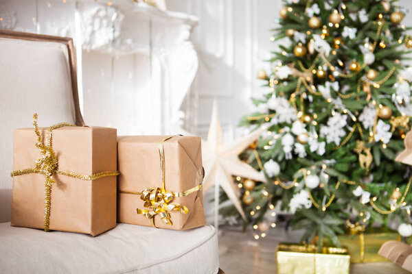 Рождественский подарочный коробок в светлой комнате интерьера оформлены в
 