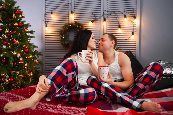 Feliz Navidad y Feliz Año Nuevo! Alegre hermosa joven cou Fotos de stock libres de derechos