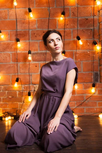 Portret van een jonge vrouw in een lange jurk in minimalistische hok ik — Stockfoto