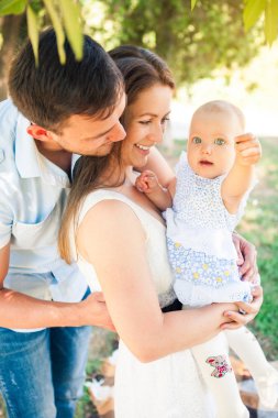 Açık bir yaz gününde vakit mutlu genç aile piknik