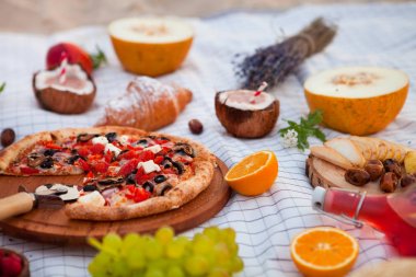 Beyaz ekose, gıda ve içecek gün batımında sahilde piknik