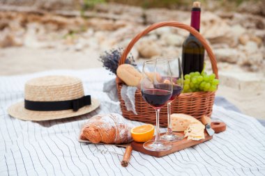 Beyaz ekose, gıda ve içecek gün batımında sahilde piknik