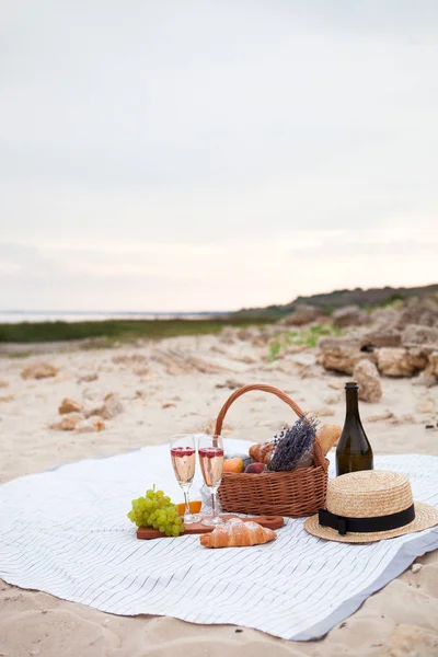Dwie szklanki szampana. Piknik na plaży o zachodzie słońca w w — Zdjęcie stockowe