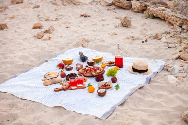 Piknik na plaży o zachodzie słońca w biały Pled, jedzenie i picie — Zdjęcie stockowe