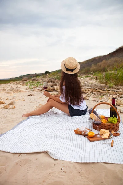 Mujer en verano Picnic en la playa al atardecer en el cuadros blancos — Foto de Stock