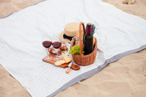 Piquenique na praia ao pôr do sol na planície branca, comida e bebida — Fotografia de Stock