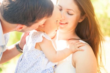 Açık bir yaz gününde vakit mutlu genç aile piknik