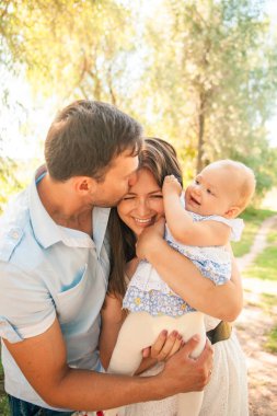 Açık bir yaz gününde vakit mutlu genç aile piknik