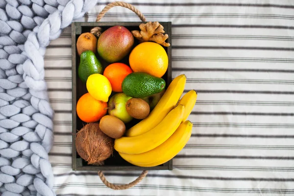 ベッドの上の木製の箱で新鮮なおいしい果物。夏の健康 — ストック写真