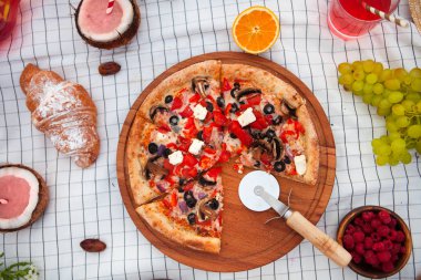 Beyaz ekose, gıda ve içecek gün batımında sahilde piknik