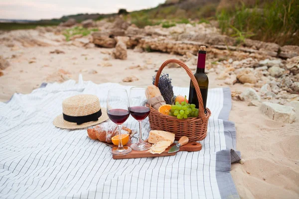 Piknik na plaży o zachodzie słońca w biały Pled, jedzenie i picie — Zdjęcie stockowe