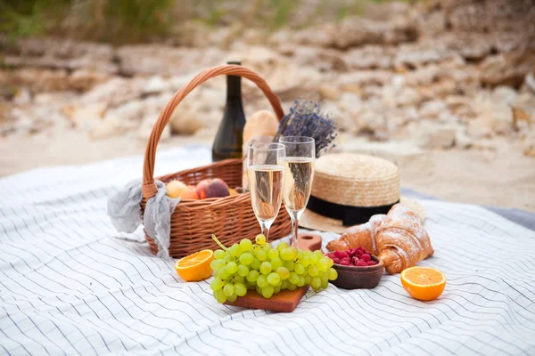 Dwie szklanki szampana. Piknik na plaży o zachodzie słońca w w — Zdjęcie stockowe