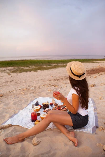 Mujer en verano Picnic en la playa al atardecer en el cuadros blancos — Foto de Stock