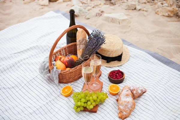 Dwie szklanki szampana. Piknik na plaży o zachodzie słońca w w — Zdjęcie stockowe