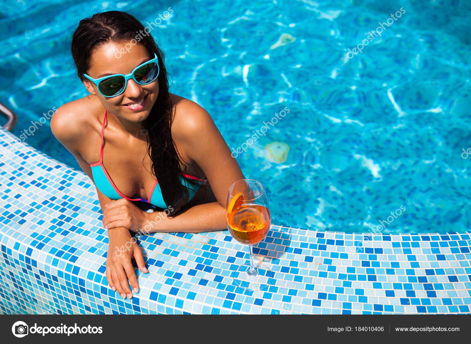 Frau Entspannen Auf Dem Pool Wasser In Hei En Sonnigen Tag Summ