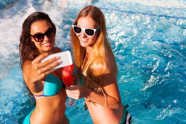Yaz Partisi havuz kenarında bir içkiyle mutlu kız almak