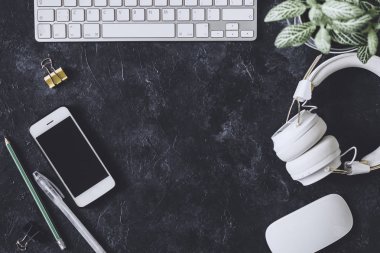 Düz yatıyordu. Ofis karanlık Masası bilgisayar not defteri, fare, kalem, h