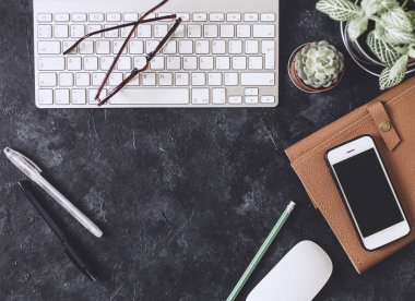 Düz yatıyordu. Ofis karanlık Masası bilgisayar not defteri, fare, kalem, p ile