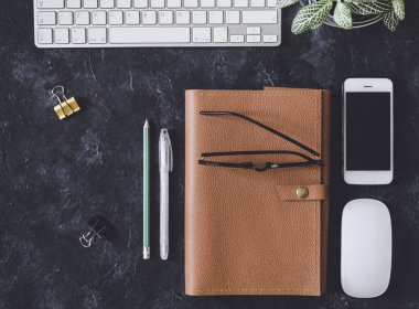 Düz yatıyordu. Ofis karanlık Masası bilgisayar not defteri, fare, kalem, p ile