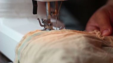 Dikiş makinesi hafif kahverengi kumaş dikiş görüntüsünü kapatmak