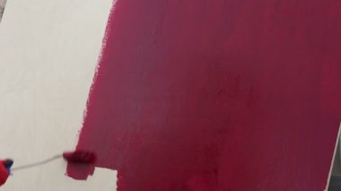 İnsan eli el bezi ile boyama.