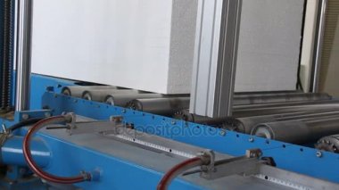 Bir fabrikada strafor imalatı. Bir konveyör üzerinde kayar.