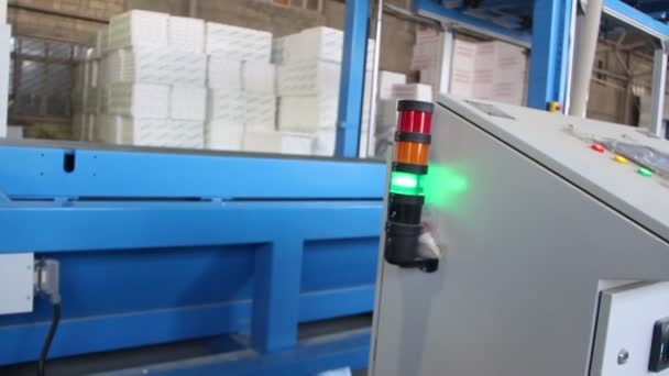 Luz intermitente del panel de control de un transportador en fábrica de espuma de poliestireno . — Vídeo de stock