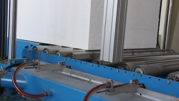 Producción de espuma de poliestireno en una fábrica. Deslizamiento en un transportador . — Vídeo de stock