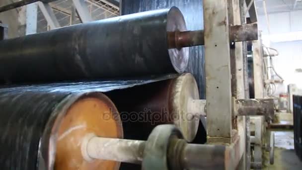 Bitumen roll gyártása. A gyár szállítószalag gurul — Stock videók