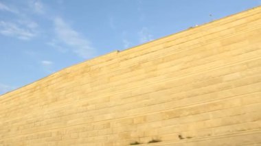 Büyük duvar ve dağlar hareketli araba pencereden ateş.