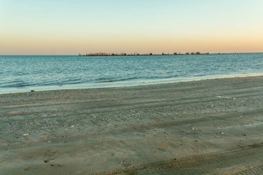 Sabah ları deniz kenarı. Kumüzerinde Rut.
