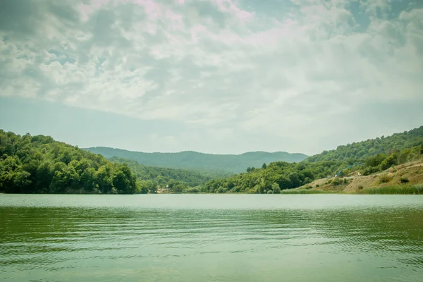 Горный пейзаж, прекрасный вид на живописное озеро в горах великолепный — стоковое фото