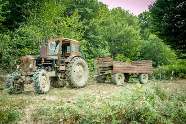 Velho vintage Farmer drives trator na natureza — Fotografia de Stock