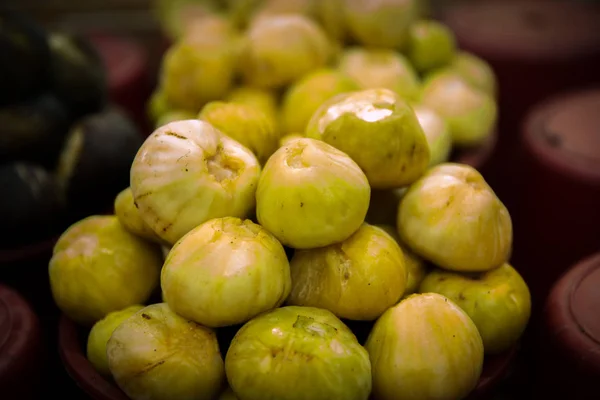 Fichi verdi freschi in una ciotola primo piano colpo su uno sfondo — Foto Stock