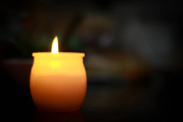 Single burning candle with dark background. — Stock Photo, Image