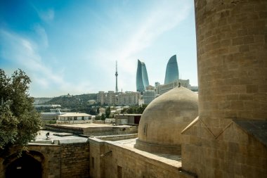 Yeni şehir arka plan ile Bakü eski şehirde eski bir cami Gobbez.