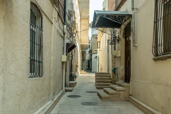 Dar eski klasik boş sokak eski şehir Bakü - Icheri Şirvanşahlar Sarayı.