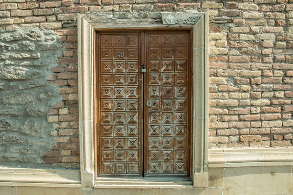 Antigua puerta de madera con pared de ladrillo —  Fotos de Stock