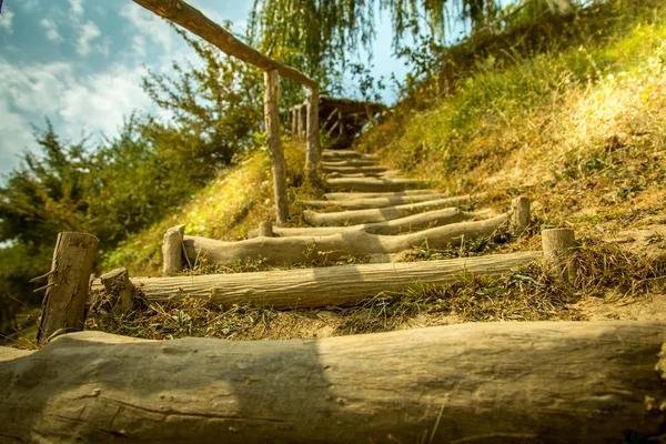Escalera de madera camino sobre hierba a colina —  Fotos de Stock