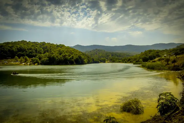 Paisagem de montanha, bela vista do lago pitoresco na montanha linda — Fotografia de Stock