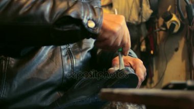 Ayakkabı maker onun eski atelier yapıştırıcı ile yapışma bir ayakkabı tamiri.