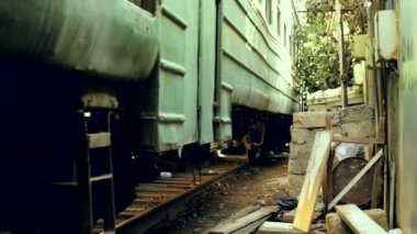 Çok yakın ev ve ağaçlar geçen tren.