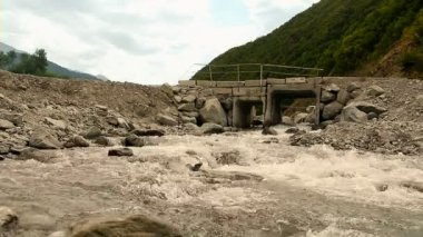 Dağ nehir sel ile eski terk edilmiş ve kırık vintage Köprüsü