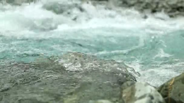 Горная речная вода со старым заброшенным и разрушенным винтажным мостом — стоковое видео